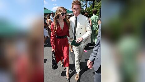 Eddie Redmayne kam in einem hellen Anzug zum Tennisturnier.