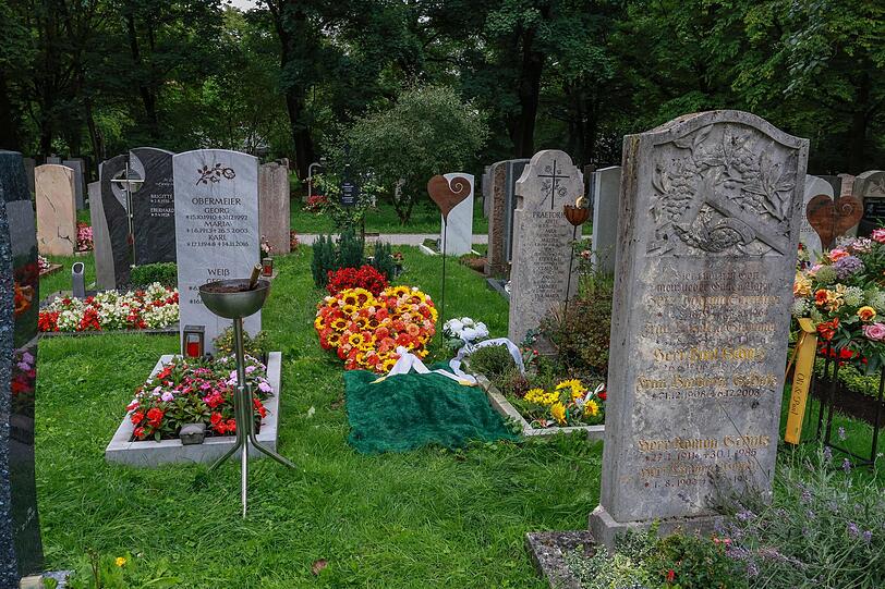 Ringo wird im 80 Jahre alten Familiengrab beigesetzt, neben seiner letzten Sommer verstorbenen Schwester Evi. Ringo wird im 80 Jahre alten Familiengrab beigesetzt, neben seiner letzten Sommer verstorbenen Schwester Evi.