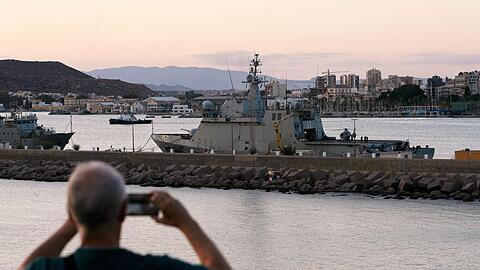 Das Hochsee-Patrouillenboot "Furor" der spanischen Marine ist knapp 94 Meter lang und speziell für Rettungs- und Hilfseinsätze ausgerüstet. Bewaffnet ist es nur leicht.