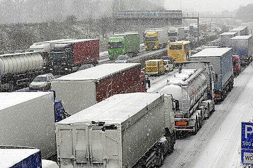 Auf der A93 standen die Autos und Lkw 30 Kilometer im Stau (Symbolbild)