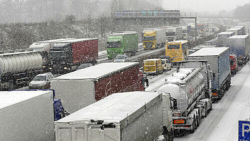 Auf der A93 standen die Autos und Lkw 30 Kilometer im Stau (Symbolbild) Auf der A93 standen die Autos und Lkw 30 Kilometer im Stau (Symbolbild)