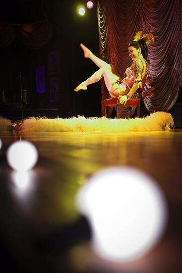 Die klassische Burlesque-Pose: Charlotte Treuse ist eine Meisterin ihres Fachs