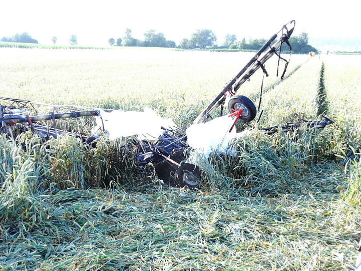 Kurz nach dem Start fängt ein Ultraleichtflugzeug in Niederbayern Feuer, schlägt auf ein Feld auf und brennt völlig aus. Ein Mann und eine Frau sterben.