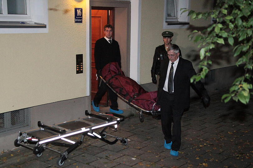 Ein 44-Jähriger versucht, seine Ex-Freundin zurück zu gewinnen &ndash; und scheitert. Bei einem heftigen Streit tötet er die 31-Jährige. Danach rast er in Selbstmordabsicht gegen die Leitplanke.