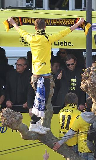 Daumen hoch für diese Fans: Jürgen Klopp und ein BVB-Anhänger mit schwarz-gelbem Schal.
