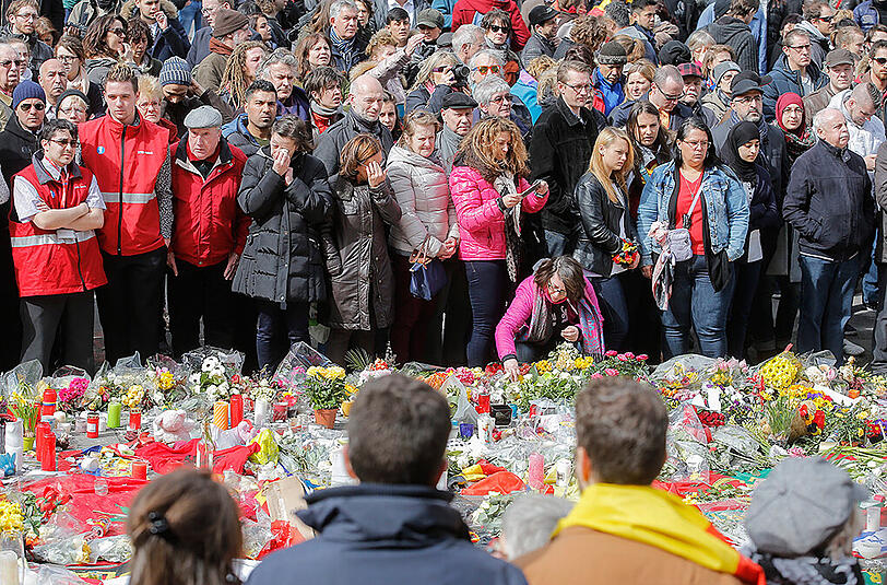 Am Sonntag gedachten Tausende am Place de la Bourse in Brüssel der Opfer der IS-Anschläge.