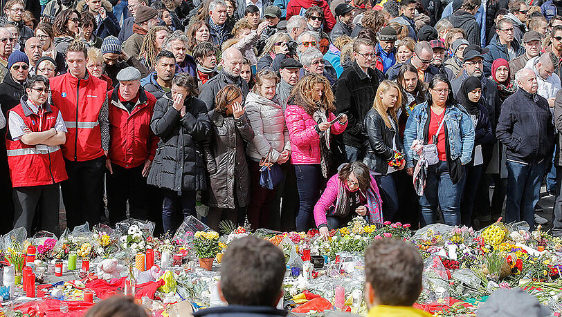 Am Sonntag gedachten Tausende am Place de la Bourse in Brüssel der Opfer der IS-Anschläge. Am Sonntag gedachten Tausende am Place de la Bourse in Brüssel der Opfer der IS-Anschläge.