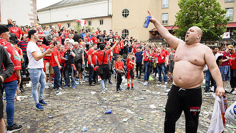 Alkoholisierte Liverpool-Fans machten der Baseler Polizei zu schaffen. Alkoholisierte Liverpool-Fans machten der Baseler Polizei zu schaffen.
