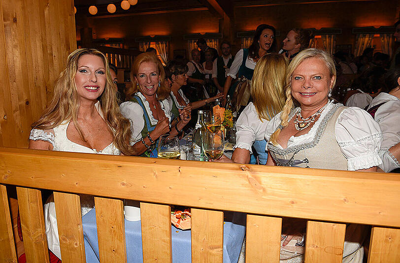 Sabine Piller, Carmen Hauser, Daniela von Theumer (v.l.) im Schützen-Festzelt.