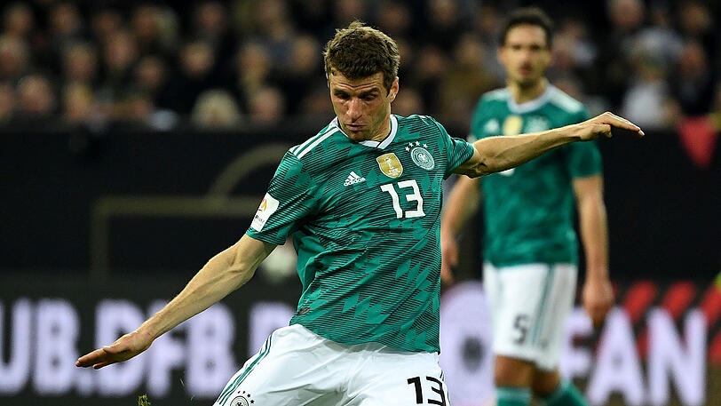 Thomas Müller (28, Bayern München, 90/38): Storchig-staksig. Filigran ungelenk. Beine wie Zahnstocher, leicht schiefes Lächeln, das den Eindruck vermittelt, er könne gar nicht ernst sein. Unverzichtbarer "Raumdeuter". Taucht dort auf, wo der Ball hinkommt, obwohl er gerade noch unbeteiligt herumstand.