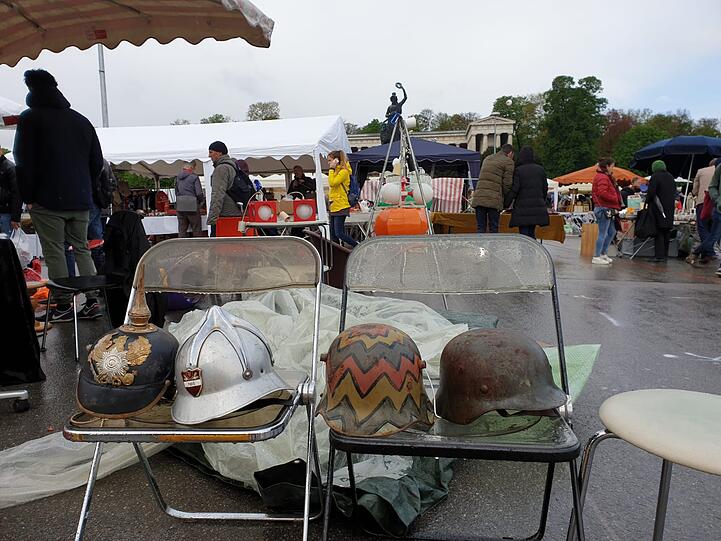 Nass und bunt: Der Flohmarkt auf der Theresienwiese am Samstag.