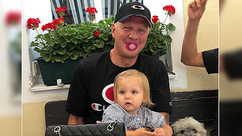 Stefan Effenberg mit seiner Enkeltochter Lara.