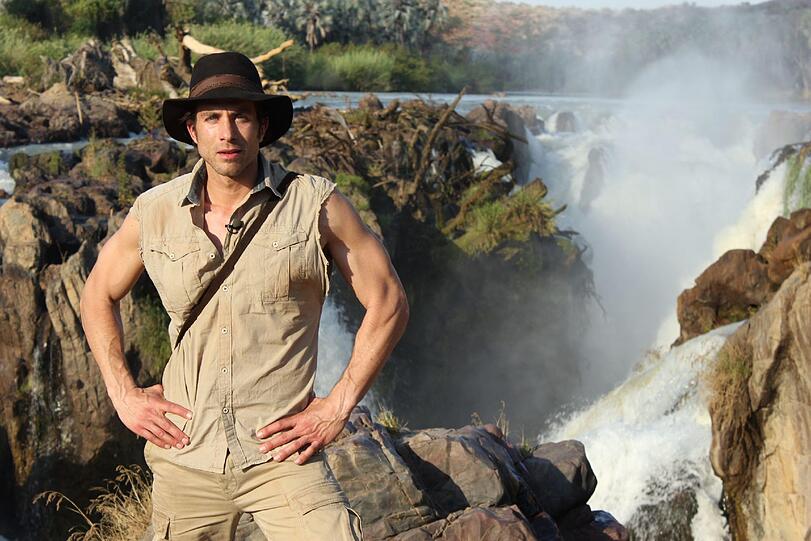 Moderator Andreas Jancke begleitet die 'Wild Girls' bei ihrem Abenteuertrip durch Afrika. Er empfängt die Damen an jedem Etappenziel und führt sie durch die bevorstehenden Nominierungen.