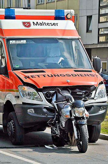 In Berg am Laim hat ein Rettungswagen ein Motorrad gerammt. Die Bilder.