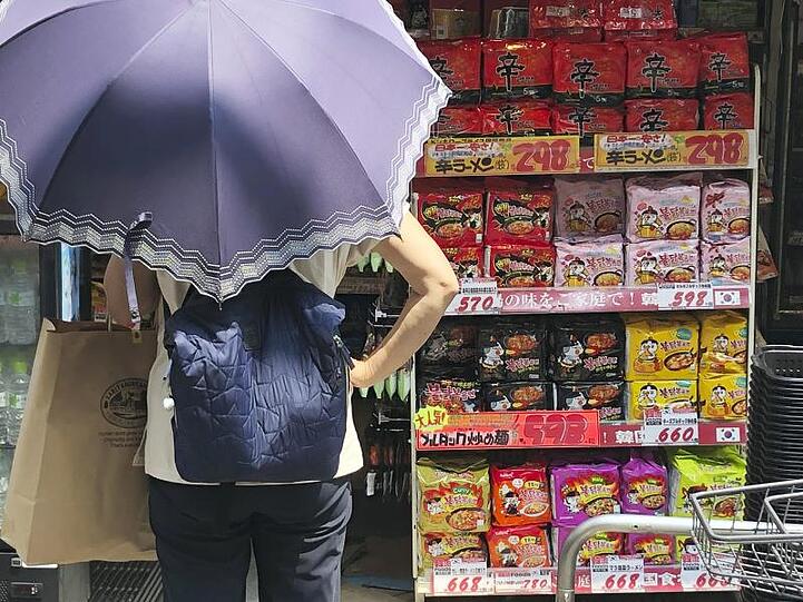 Eine Passantin betrachtet südkoreanische Produkte in einem Geschäft in Tokio.