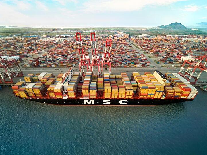 Die 400 Meter lange und 61,5 Meter breite "MSC Gülsün" kann 23.756 Standardcontainer (TEU) transportieren, darunter 2000 Kühlcontainer.