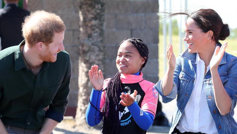 Prinz Harry und Herzogin Meghan mit einer Mitarbeiterin der Organisation "Waves for Change" am Monwabisi Beach. Prinz Harry und Herzogin Meghan mit einer Mitarbeiterin der Organisation "Waves for Change" am Monwabisi Beach.