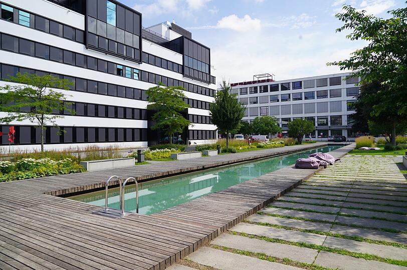 Besonderes Accessoire: ein 50 Meter langer Pool.