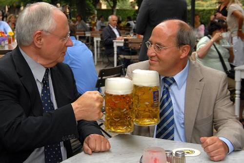 Prost Genosse: Oskar Lafontaine und Gregor Gysi zu Besuch in München.