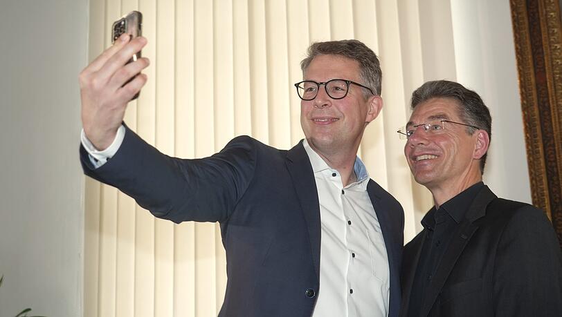 Wissenschaftsminister Markus Blume ist oberster Dienstherr und der erste Fanboy: Ein Selfie mit dem neuen Museumsdirektor.