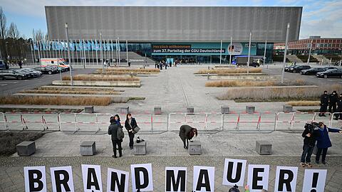 Die Brandmauer-Debatte besch&auml;ftigt die Unionsparteien seit Monaten immer wieder: Hier demonstrierten Greenpeace-Mitglieder vor Beginn des 37. Bundesparteitags der CDU in Berlin. (Archivbild)