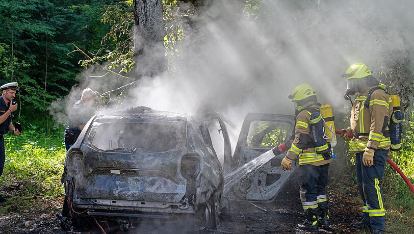 Die Feuerwehr löschte das Auto, der Mensch darin konnte nicht mehr gerettet werden. Die Feuerwehr löschte das Auto, der Mensch darin konnte nicht mehr gerettet werden.