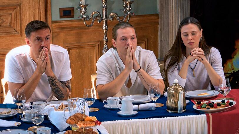 Schlechte Nachrichten f&uuml;r Max Kruse, Gabriel Kelly und Ann-Kathrin Bendixen (von links): Ein Mitspieler starb, aber wer ist ungewiss. Und: Drei Vermisste m&uuml;ssen gerettet werden.