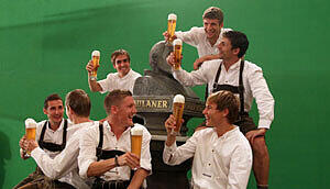 Für ein Werbeplakat des Biersponsiors präsentierten die Bayern sich vor einigen Wochen in Lederhosen. Auf die Wiesn werden die Spieler die Tracht heuer nicht ausführen.
