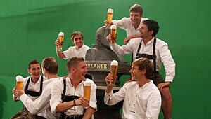 Für ein Werbeplakat des Biersponsiors präsentierten die Bayern sich vor einigen Wochen in Lederhosen. Auf die Wiesn werden die Spieler die Tracht heuer nicht ausführen. Für ein Werbeplakat des Biersponsiors präsentierten die Bayern sich vor einigen Wochen in Lederhosen. Auf die Wiesn werden die Spieler die Tracht heuer nicht ausführen.