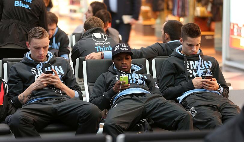 Warten am Flughafen: Marius Wolf, Kodjovi Koussou und Julian Weigl