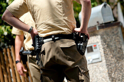 Polizisten mit Waffe (Motivbild)