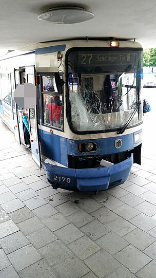 In München ist eine Trambahn entgleist und gegen ein Haus geprallt.