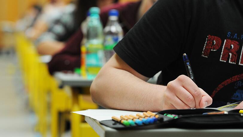 Die Abiturprüfung im Fach Mathematik wurde in diesem Jahr von vielen Schülern als besonders anspruchsvoll empfunden. Die Abiturprüfung im Fach Mathematik wurde in diesem Jahr von vielen Schülern als besonders anspruchsvoll empfunden.
