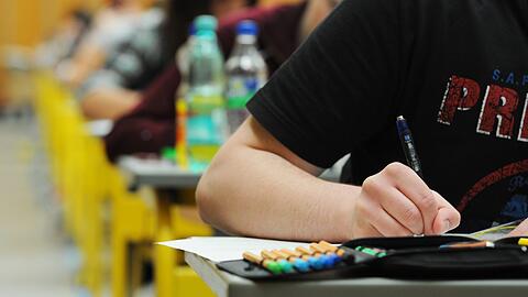 Die Abiturprüfung im Fach Mathematik wurde in diesem Jahr von vielen Schülern als besonders anspruchsvoll empfunden.