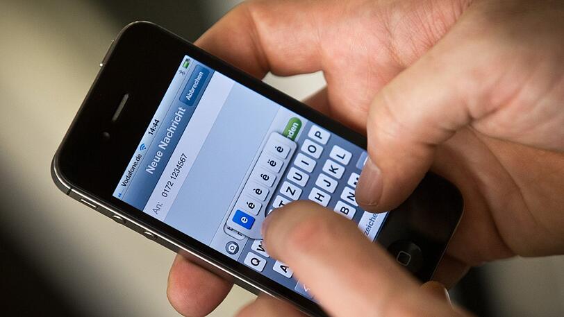 Eine versehentlich versendete Notfall-SMS löste einen stundenlange Suchaktion aus. (Symbolfoto)