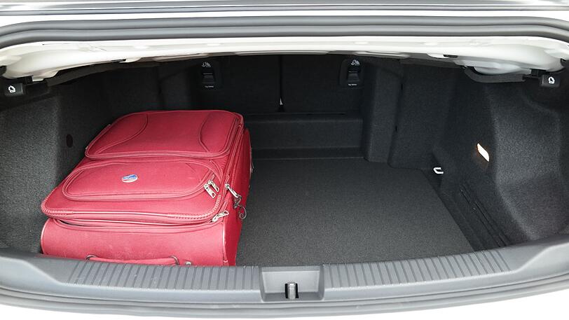 Kleine Öffnung, tiefer Abgrund: der 80-Liter-Kofferraum des T-Roc Cabrio.