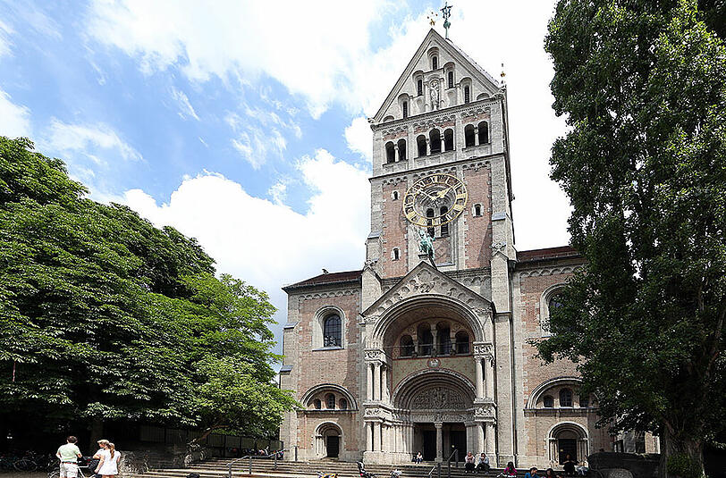 Die neue Pfarrkirche St. Anna &ndash; nach fünfjähriger Bauzeit fertiggestellt im Jahr 1892 und im neoromanischen Stil errichtet. Gegenüber steht die Klosterkirche St. Anna.
