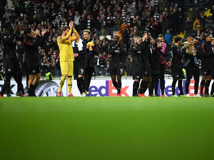 Die Frankfurter Spieler bedankten sich nach der Partie bei ihren Fans.