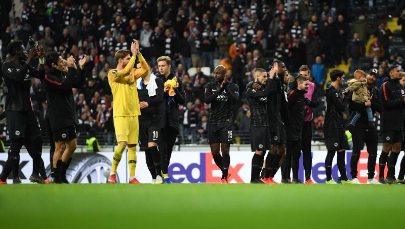Die Frankfurter Spieler bedankten sich nach der Partie bei ihren Fans. Die Frankfurter Spieler bedankten sich nach der Partie bei ihren Fans.
