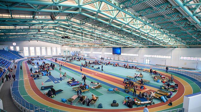Geflohene Ukrainer richten sich in einer Sporthalle in Halle an der Saale ein.