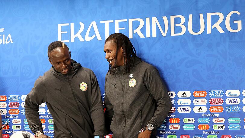Senegals Trainer Aliou Cissé (r) und Sadio Mané.
