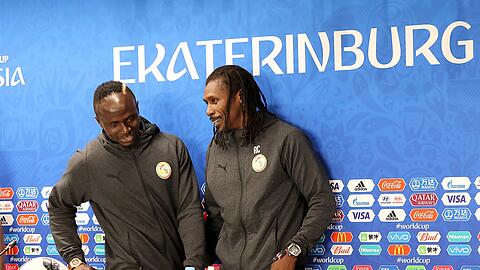 Senegals Trainer Aliou Cissé (r) und Sadio Mané.