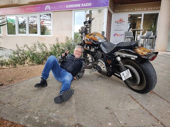 Cooles Posing: Martin Semmelrogge beim Insel-Radiosender "Sunshine" mit seiner Harley Davidson.