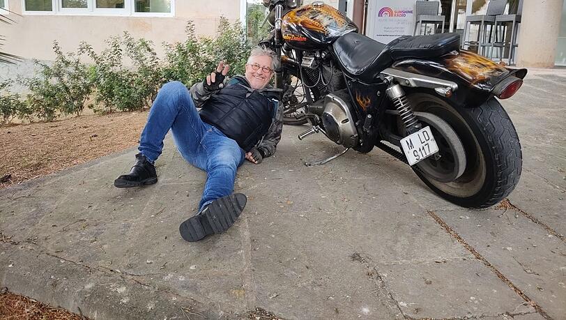 Cooles Posing: Martin Semmelrogge beim Insel-Radiosender "Sunshine" mit seiner Harley Davidson. Cooles Posing: Martin Semmelrogge beim Insel-Radiosender "Sunshine" mit seiner Harley Davidson.