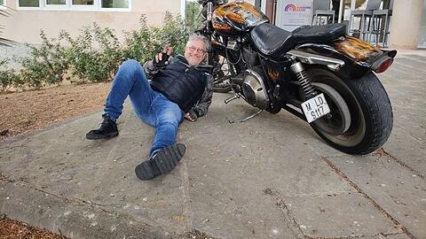 Cooles Posing: Martin Semmelrogge beim Insel-Radiosender "Sunshine" mit seiner Harley Davidson.