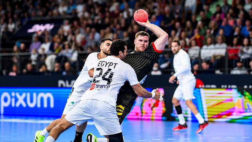 Das DHB-Team um Johannes Golla (r) trennte sich von Ägypten mit 31:31.