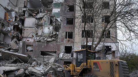 Die Ukraine beklagt auch nach dem Start einer von Moskau angekündigten dreitägigen Waffenruhe Angriffe von russischer Seite.