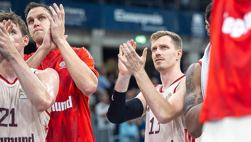 Dank an die mitgereisten Fans, die Gedanken aber bei Elias Harris: Johannes Voigtmann (l.) und Andreas Obst applaudieren den Bayern-Anhängern und spielen fortan sicher auch für ihren verletzten Mitspieler.