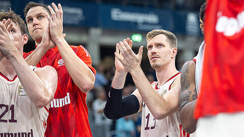 Dank an die mitgereisten Fans, die Gedanken aber bei Elias Harris: Johannes Voigtmann (l.) und Andreas Obst applaudieren den Bayern-Anhängern und spielen fortan sicher auch für ihren verletzten Mitspieler.