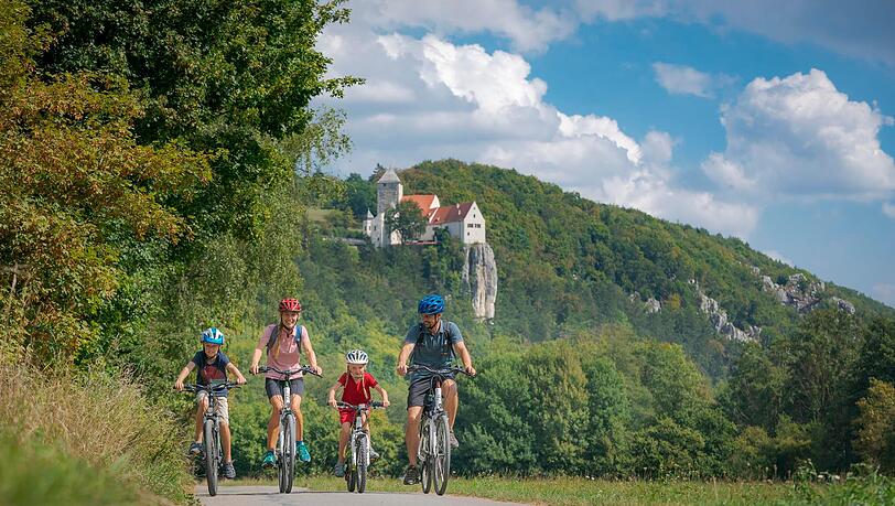 Der Naturpark Altmühltal im Herbst: Der Altmühltal-Radweg führt auch an der Burg Prunn vorbei.